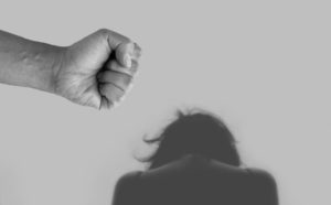 Ενδοοικογενειακή βία:19χρονη κατήγγειλε τον σύντροφό της ότι την κρατούσε φυλακισμένη τη βίασε και τη χτυπούσε στην Ηλεία