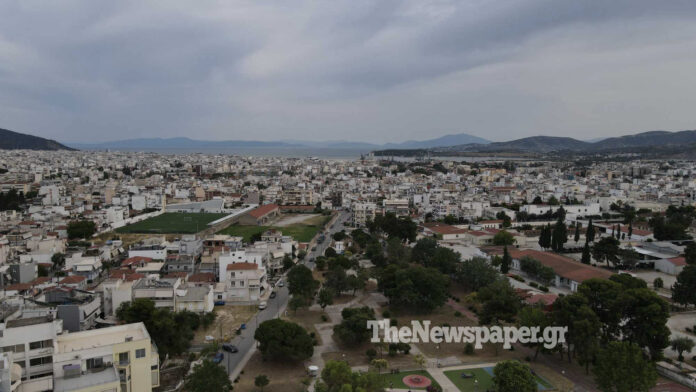 «Βρέχει στάχτη στον Βόλο» – Οι καπνοί από τις φωτιές της Πελοποννήσου έφτασαν μέχρι και τη Μαγνησία