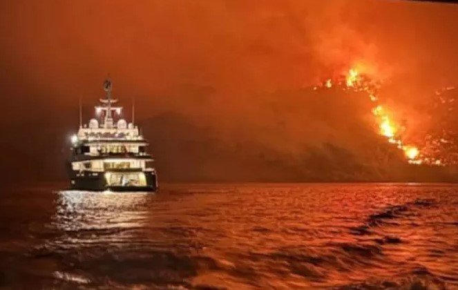Αντικρουόμενες πληροφορίες για τη φωτιά στην Ύδρα: Το λιμενικό δεν επιβεβαιώνει τις πληροφορίες της πυροσβεστικής