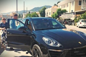 Porsche και ψέματα από την υφυπουργό που «μάρσαρε» σε περιοδεία στη Λέσβο