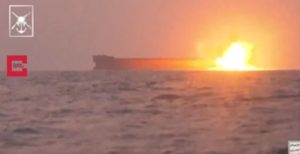 Καρέ – καρέ η στιγμή της επίθεσης από τους Χούθι σε ελληνόκτητο πλοίο (Video)