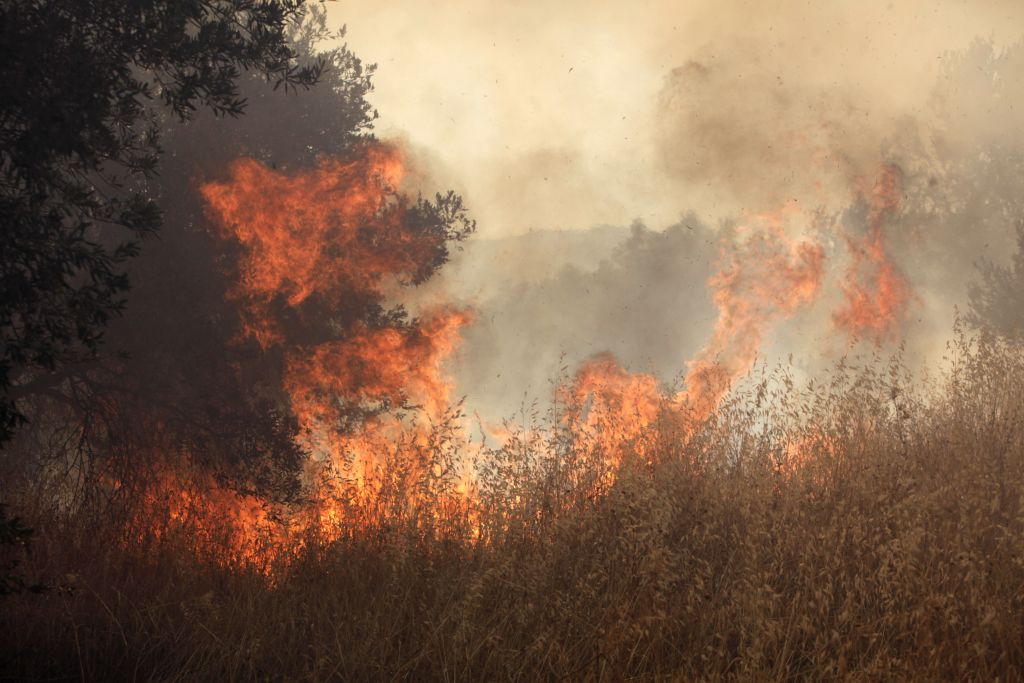 Συναγερμός για δύο εστίες φωτιάς στο Μαρκόπουλο