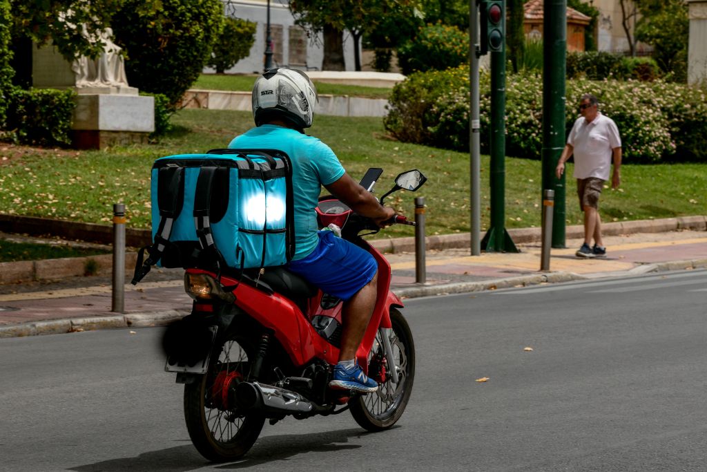 Καύσωνας: Τι ισχύει για τηλεργασία και delivery – Πού και ποιες ώρες ορίζεται υποχρεωτική παύση εργασιών