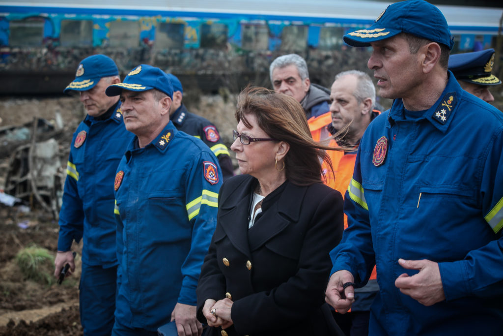 Τέμπη: «Όταν πετούσε λουλούδια, διασώστης μάζευε υπολείμματα των παιδιών μας» – Συγγενείς κατά Σακελλαροπούλου