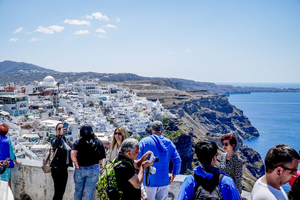 Σαντορίνη: Αιρετός καλεί τους πολίτες να «ελαττώσουν τις μετακινήσεις» τους γιατί… έρχονται τουρίστες