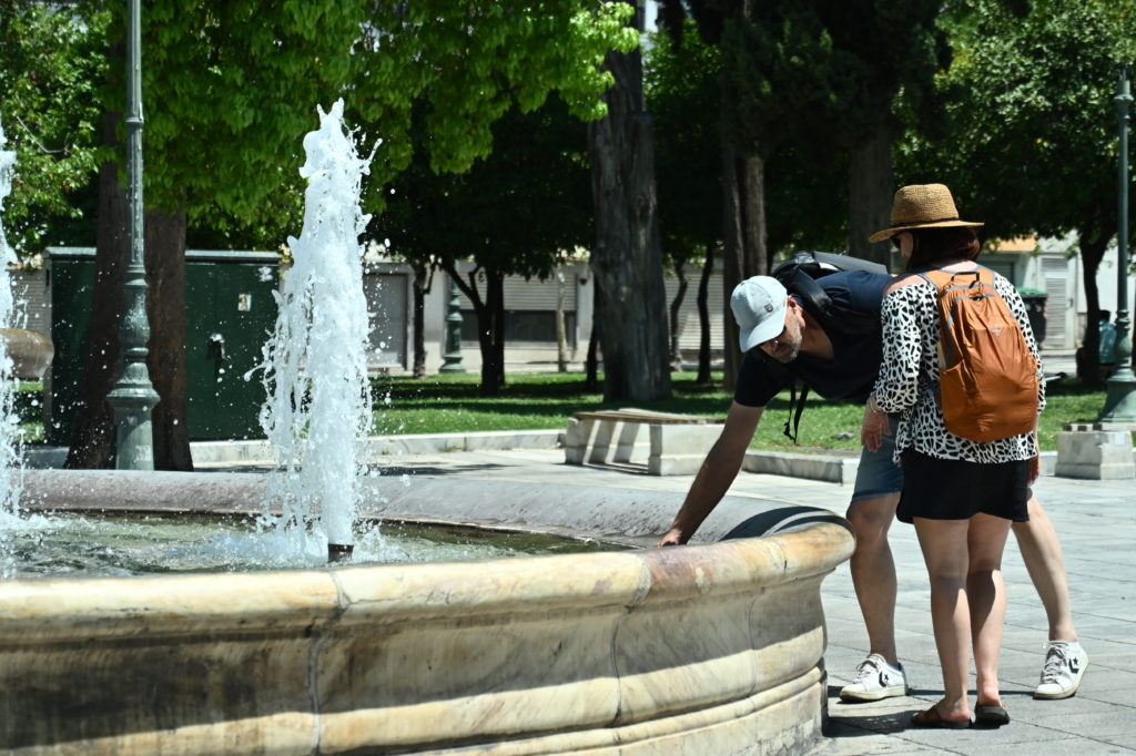 Καιρός: Διήμερη πτώση θερμοκρασίας από Πέμπτη και μετά νέος καύσωνας – Τα προγνωστικά σενάρια (Γράφημα)