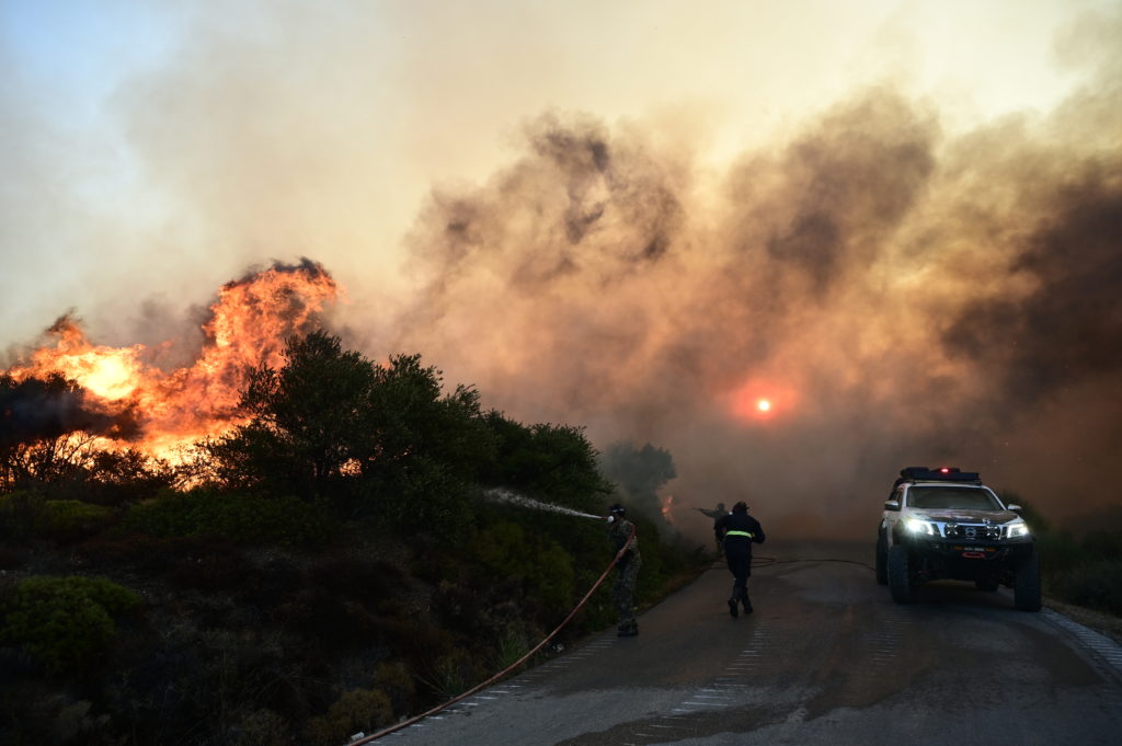 Πύρινος εφιάλτης στην Εύβοια: Νέες εκκενώσεις τα ξημερώματα – Ανάμεσα σε τρεις οικισμούς το μέτωπο (Photos – Videos)