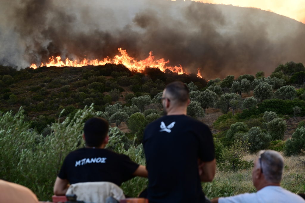 Μάχη με τις φλόγες στην Εύβοια: Εκκενώθηκαν δύο οικισμοί – Αναζωπυρώσεις λόγω ανέμων στις Πετριές (Photos – Videos)