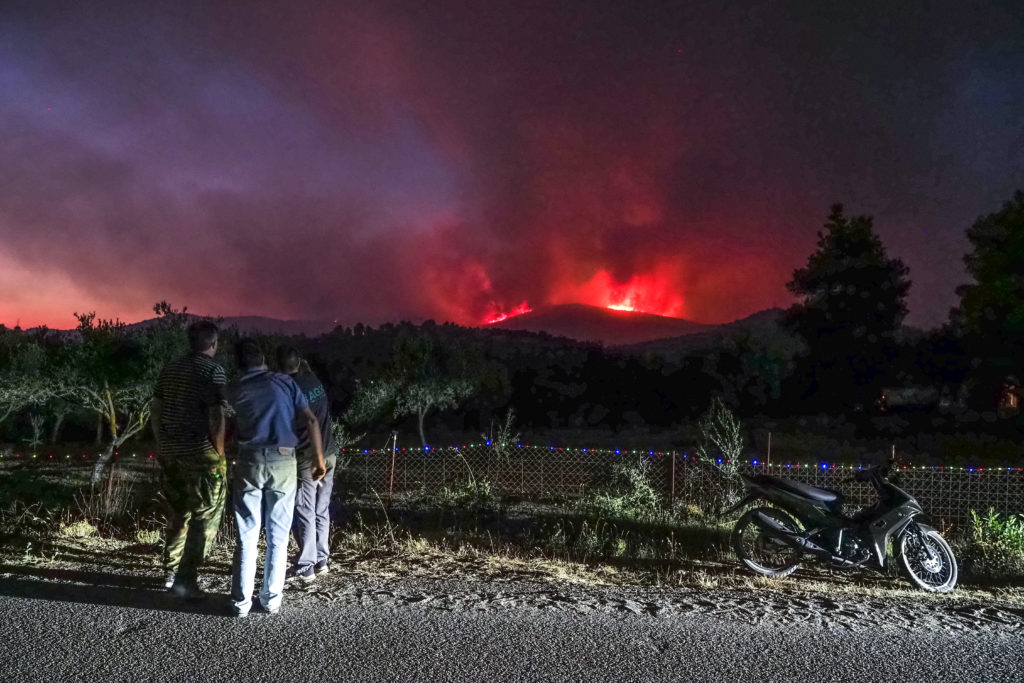 Πύρινος εφιάλτης στην Εύβοια: Καίγεται ανεξέλεχτα πευκοδάσος – «Η νύχτα θα είναι πολύ δύσκολη» (Videos – Photos)