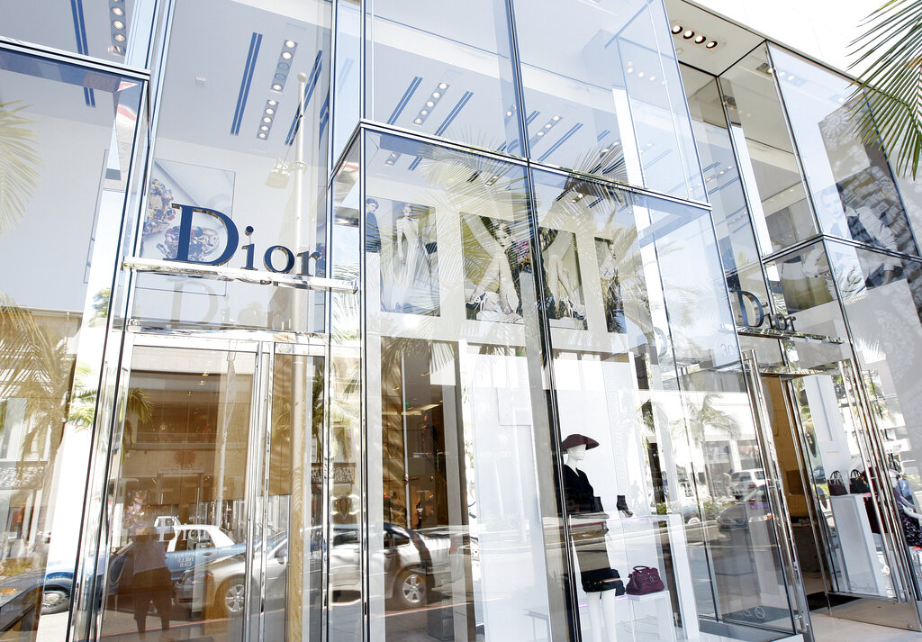 Σκάνδαλο Dior και Armani στην Ιταλία – Τσάντες που πωλούνται για 2600 ευρώ φτιάχνονται με 53 ευρώ από Κινέζους μετανάστες