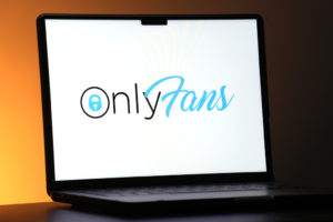 Ανατριχιαστικές αποκαλύψεις για το OnlyFans: Εκατοντάδες βίντεο και εικόνες ανηλίκων, από νήπια έως εφήβους