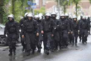 Γερμανία: Η αστυνομία διέλυσε πορεία τούρκων φιλάθλων οι οποίοι επεδείκνυαν τον χαιρετισμό των «Γκρίζων Λύκων»