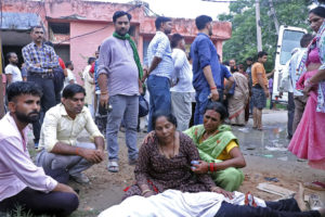 Ινδία: Κόλαση με 116 νεκρούς από ποδοπάτημα σε θρησκευτική γιορτή Ινδουιστών (Video)