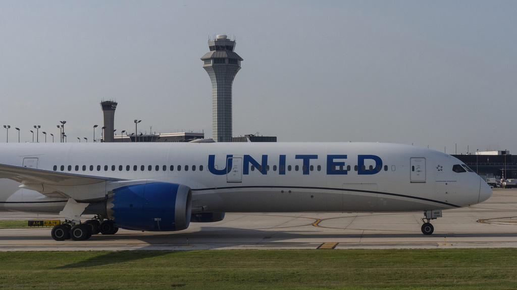 Πτήση θρίλερ της United Airlines: Άλλαξε πορεία λόγω «βιολογικού κινδύνου» – Πλήρωμα και επιβάτες έκαναν εμετό