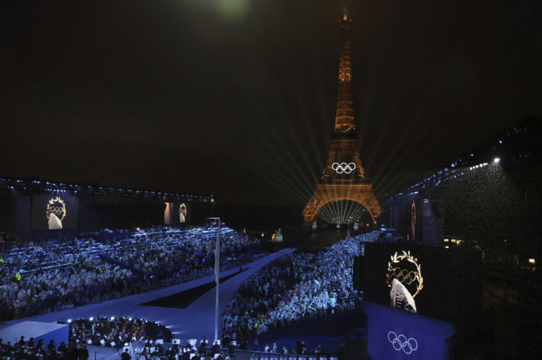 Ολυμπιακοί Αγώνες: Η πρωτότυπη τελετή έναρξης – Το εντυπωσιακό άναμμα της Φλόγας μέσα σε ένα αερόστατο (Photos – Videos)