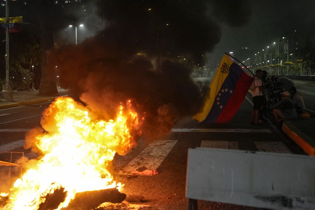 Χάος στη Βενεζουέλα: Επεισόδια μετά τη νίκη Μαδούρο – Ένας νεκρός, δεκάδες τραυματίες