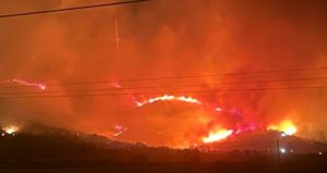 Ολονύχτια μάχη με τις φλόγες στην Εύβοια: Εικόνες «Αποκάλυψης» – Ανεξέλεγκτο το πύρινο μέτωπο (Photos &#8211; Videos)