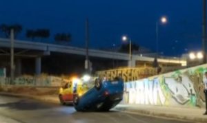Τροχαίο με ανατροπή οχήματος στην Ποσειδώνος (Video)