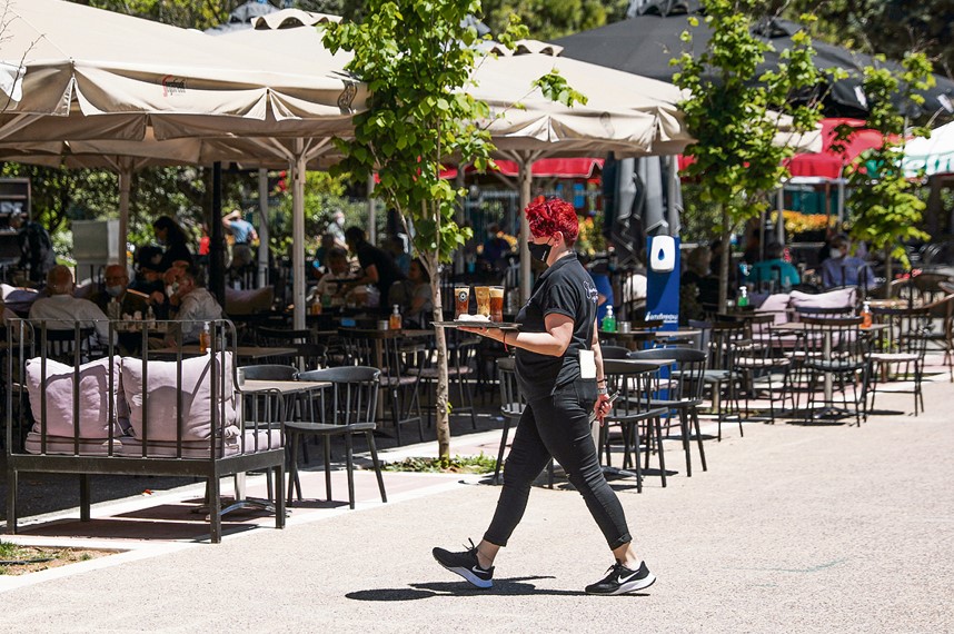 Πάρε τον καφέ και τρέχα – Βουτιά στον τζίρο καταγράφουν τα καταστήματα εστίασης μετά την αύξηση του ΦΠΑ