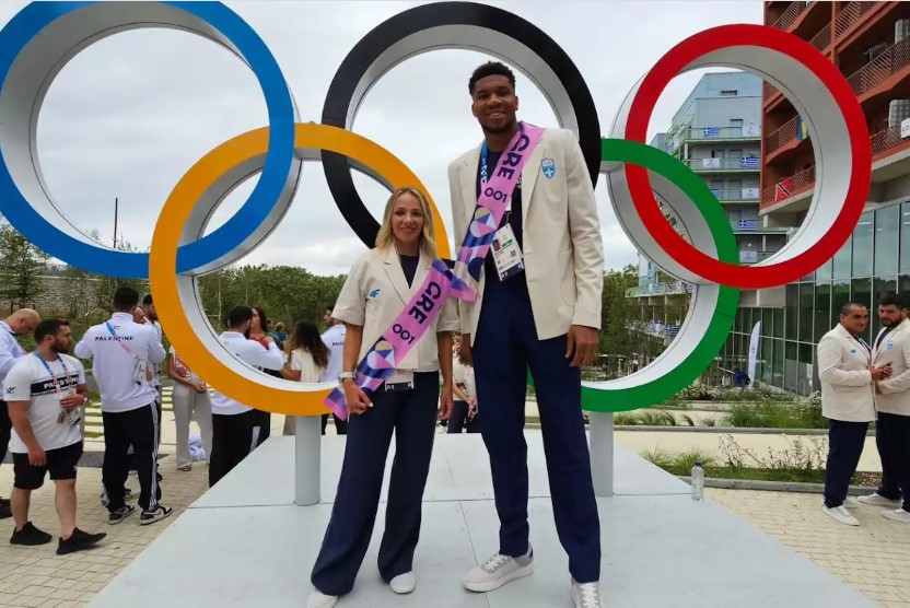 Olympics: Giannis Antetokounmpo and Antigoni Drisbiotis pose earlier than the opening ceremony
 – 2024-07-27 12:00:07