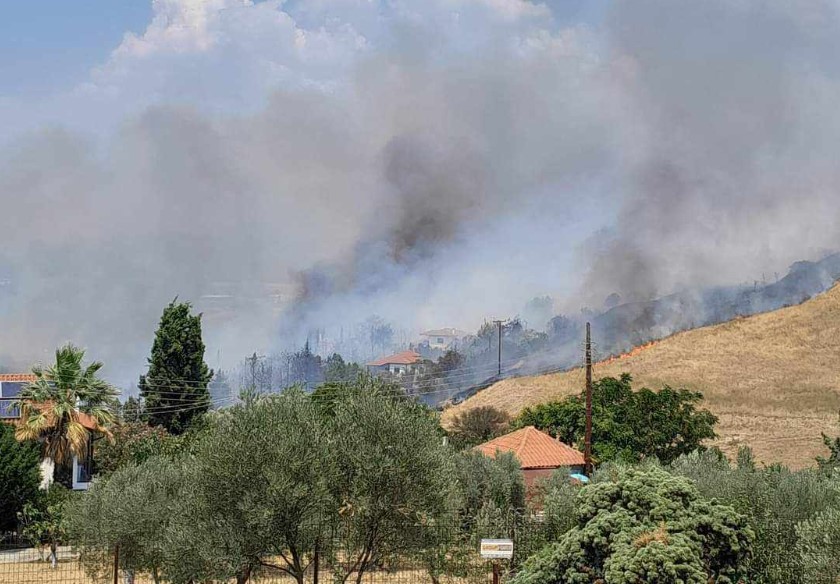 Φωτιά τώρα στον Τρίλοφο Θεσσαλονίκης: Στα σπίτια έφτασαν οι φλόγες – Ήχησε το 112 (LIVE)