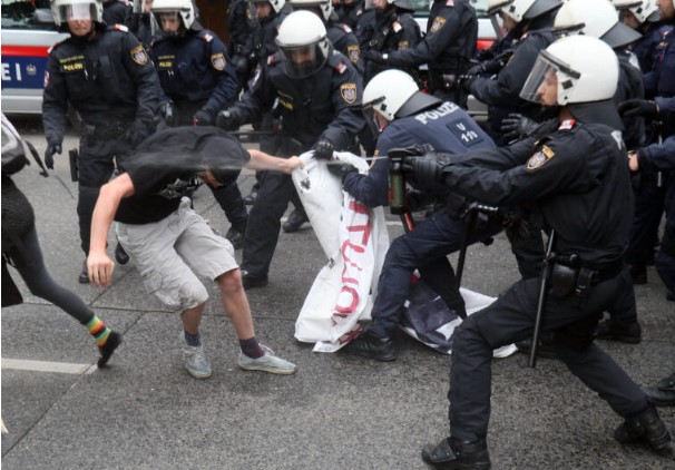 Βιέννη: Επεισόδια και συλλήψεις – Διαδηλωτές προσπάθησαν να εμποδίσουν συγκέντρωση ακροδεξιών (Video)