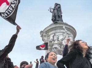 Η Γαλλία ψηφίζει δημοκρατία ή ρατσισμό &#8211; Κρίσιμες στιγμές με την ακροδεξιά προ των πυλών της εξουσίας