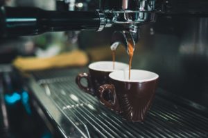 Καφές: Ακριβότερος από σήμερα στις καφετέριες &#8211; Πού θα φτάσουν οι τιμές σε φρέντο και ελληνικό (Video)