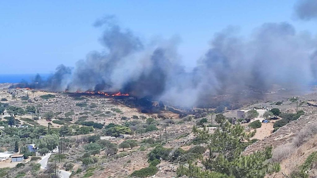 Φωτιά στη Σύρο – Μήνυμα από το 112