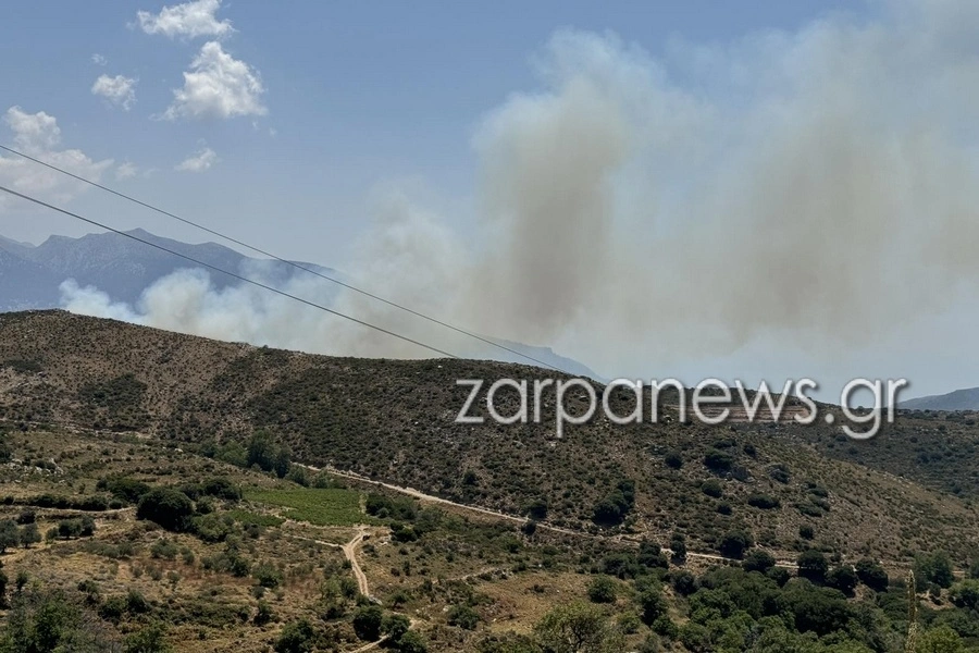 Μαίνεται η φωτιά στα Χανιά – Εκκενώθηκαν 2 χωριά (Photos – Videos)