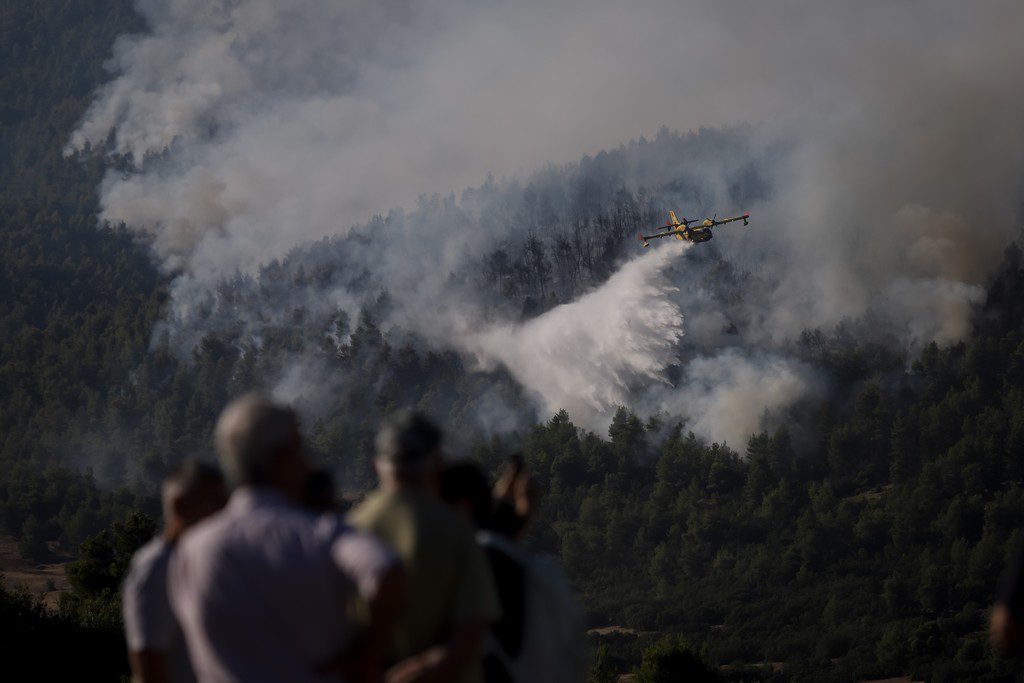 Φωτιά τώρα στη Φωκίδα – Εκκενώνεται οικισμός