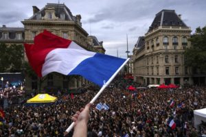 Εκλογές στη Γαλλία: Αυξάνονται τα αστυνομικά μέτρα &#8211; Δεν εξασφαλίζει πλειοψηφία η Λεπέν σύμφωνα με δημοσκόπηση