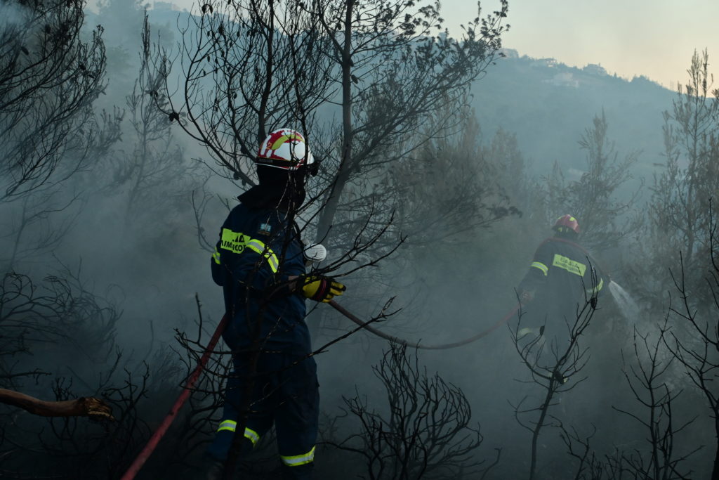 Φωτιά στις Αχαρνές Αττικής στα όρια με το δήμο Μεταμόρφωσης – Ενεργοποιήθηκε το 112