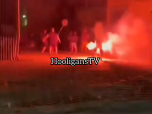 Άγρια επεισόδια μεταξύ οπαδών στο Καματερό &#8211; Συγκρούσεις με καδρόνια (Video)