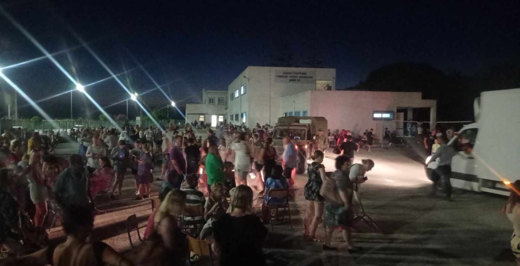 Φωτιές: Ολονύχτια μάχη σε Κω και Χίο – Διανυκτέρευσαν σε γήπεδα οι κάτοικοι (Photos)