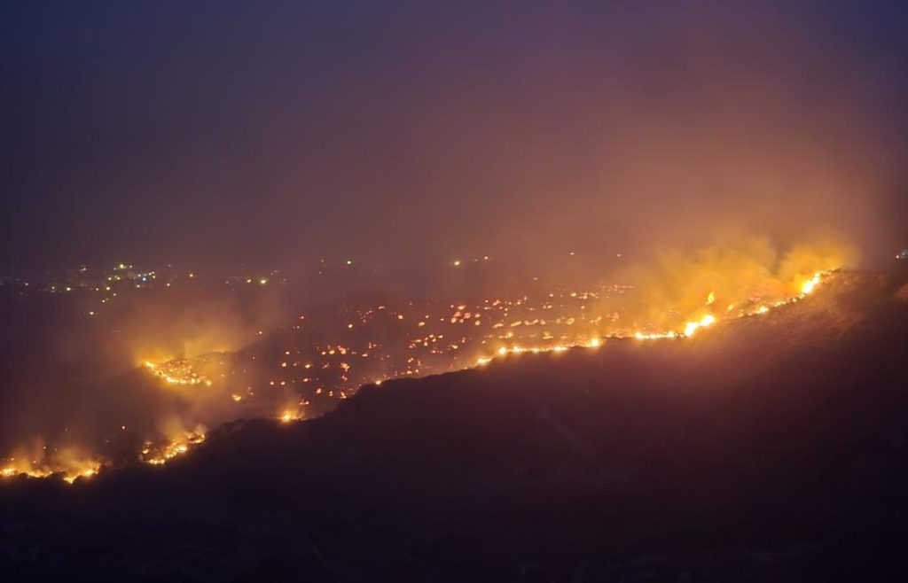 Ολονύχτια μάχη με τις φλόγες στην Κω: Εκκενώσεις σπιτιών και ξενοδοχείων – Δύσκολη κατάσταση και στη Χίο (Videos – Photos)