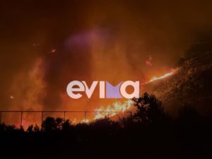 Πύρινος εφιάλτης στην Εύβοια: Δύσκολη νύχτα σε Πετριές, Κριεζά και Αλώνια &#8211; Ανεξέλεγκτη η φωτιά (Photos &#8211; Videos)