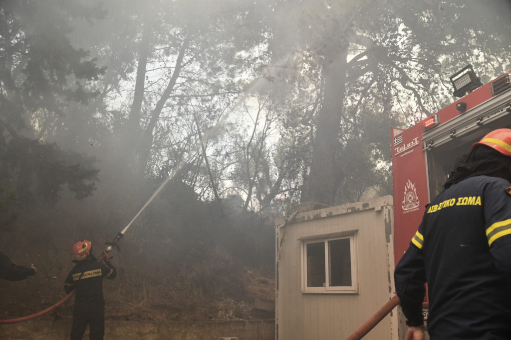 Μεγάλη φωτιά στην Πάτρα: Αλλεπάλληλα μηνύματα από το 112 – Εκκενώθηκε το Καραμανδάνειο (Videos)