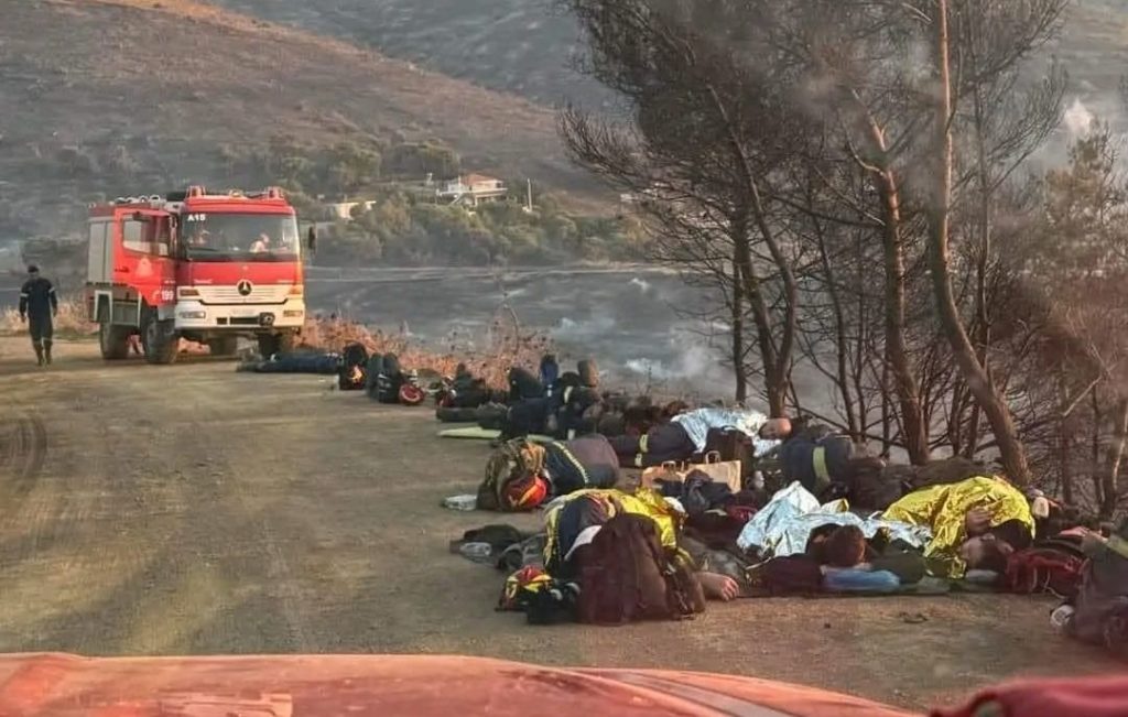 Συγκλονίζει η φωτογραφία με τους εξαντλημένους πυροσβέστες – «Οι ήρωες αυτής της χώρας ξαπλώνουν στο έδαφος»