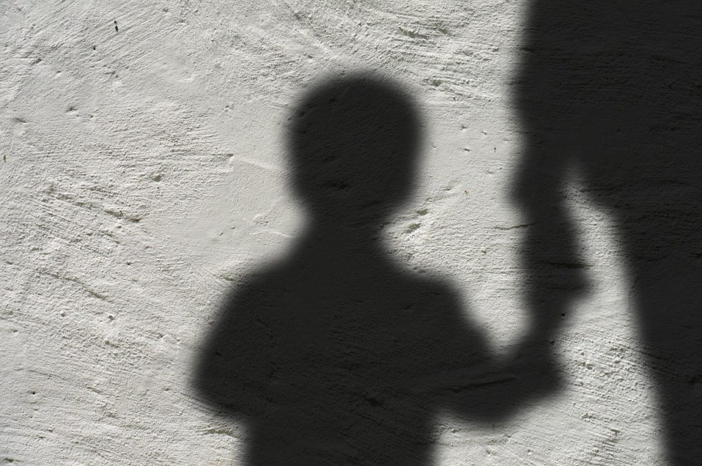 Πάτρα: Σε περιβάλλον κακοποίησης μεγάλωσε ο 15χρονος που ξυλοκοπήθηκε από τον πατέρα του – Τώρα δέχεται υβριστικά μηνύματα