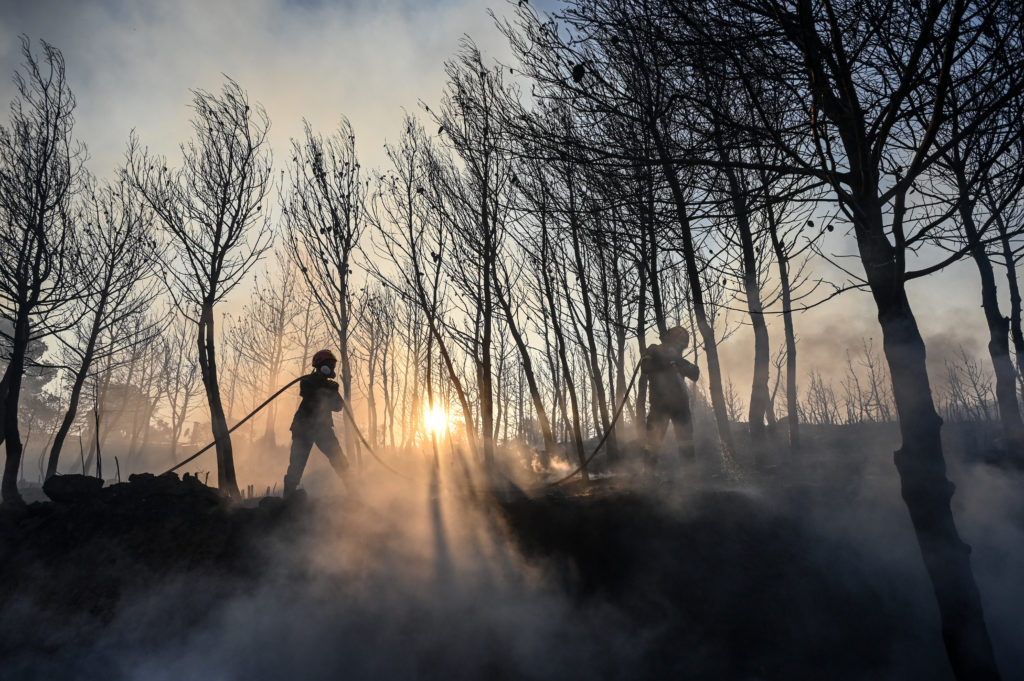 Φωτιές: Η εικόνα σε Σταμάτα και Κερατέα – Νεκρός από ανακοπή 45χρονος – Πού θα είναι υψηλός ο κίνδυνος πυρκαγιάς
