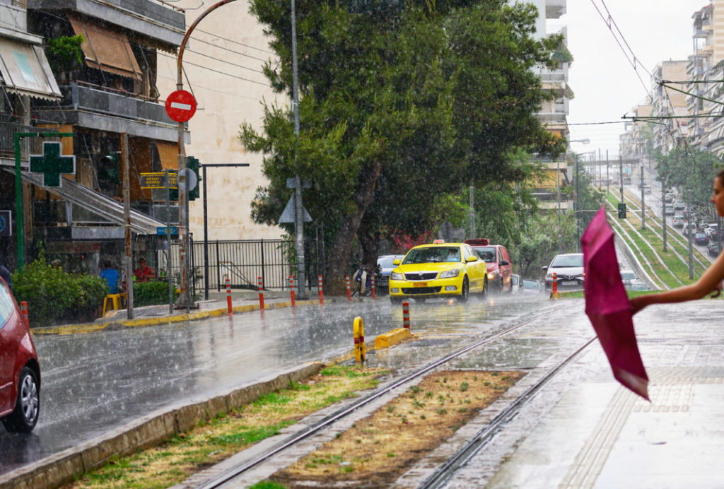 Καιρός: Φέρνει μπουρίνια ο πολικός αεροχείμαρρος – Θα έρθει σύντομα νέος καύσωνας; (LIVE)