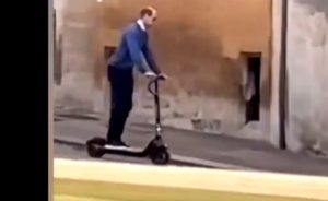 Πρίγκιπας Γουίλιαμ: Κάνει βόλτες με ηλεκτρικό πατίνι στο κάστρο του Ουίνδσορ (Video)