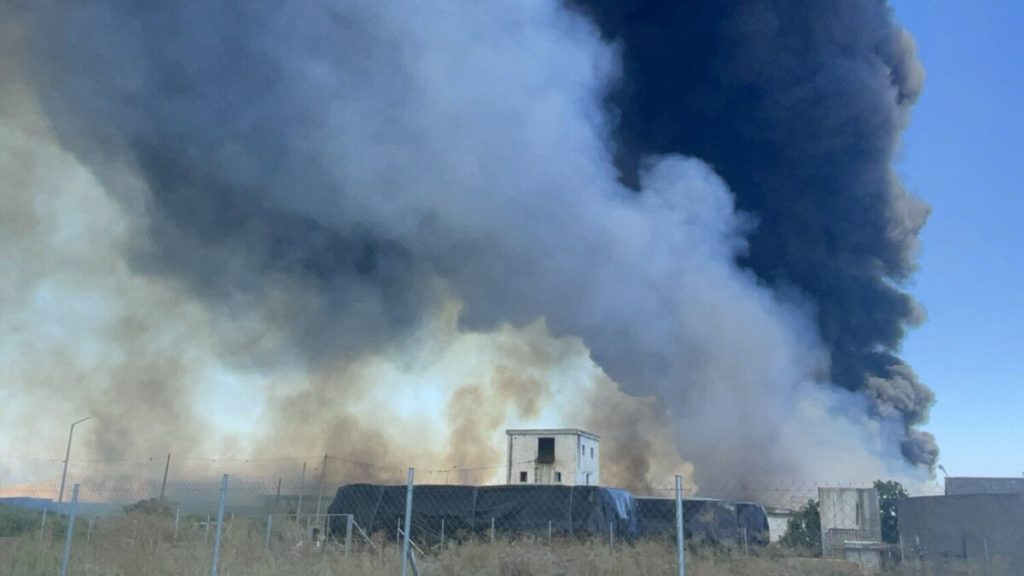 Λάρισα: Πνίγουν την πόλη οι καπνοί από φωτιά σε χώρο ανακυκλώσιμων – Μηνύματα από 112: «κλείστε πόρτες και παράθυρα» (Video)