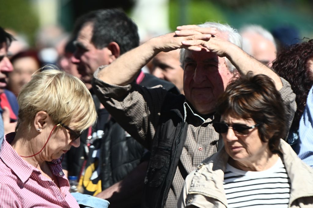 Νέο ψαλίδι στις συντάξεις με μαχαίρι στα πλασματικά – «Σώζουν» πάλι το ασφαλιστικό με περικοπές