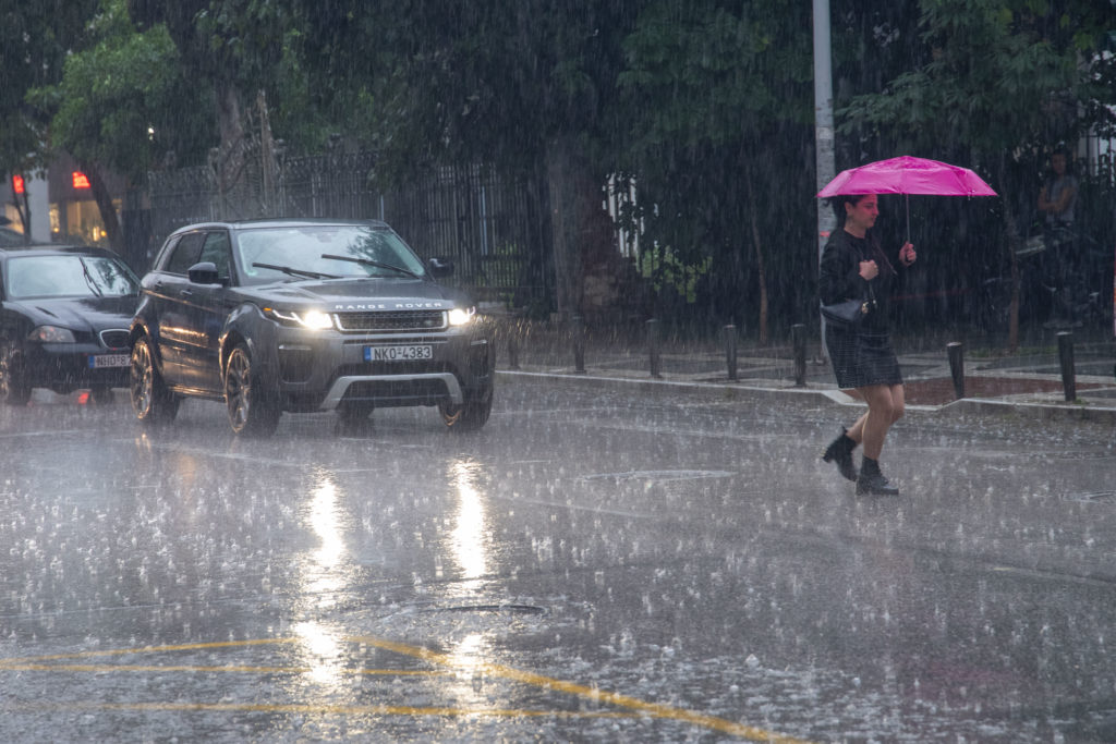 Καιρός: Ισχυρές βροχές, καταιγίδες και χαλαζοπτώσεις – Ποιες περιοχές θα βρεθούν στο «κόκκινο» (LIVE)