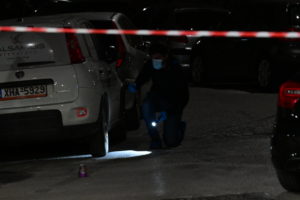 Πυροβολισμοί στον Άγιο Δημήτριο: Άτομο σε δίκυκλο άνοιξε πυρ κατά αυτοκινήτου στη μέση του δρόμου