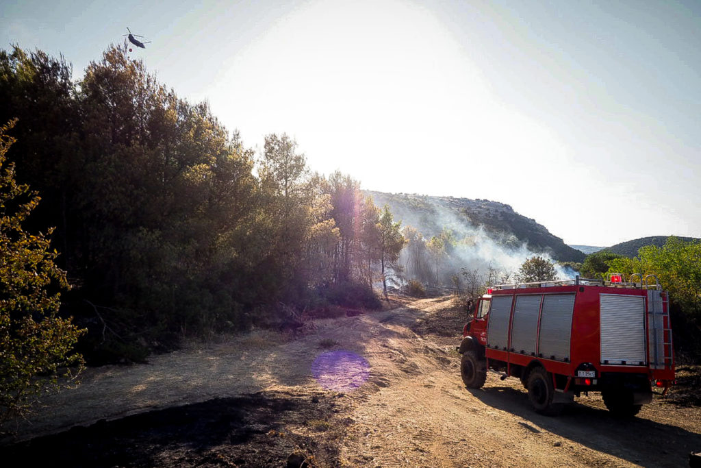 Φωτιά Εύβοια: Ανετράπη πυροσβεστικό όχημα σε χαράδρα – Σώος με τραύματα στο σώμα ο οδηγός