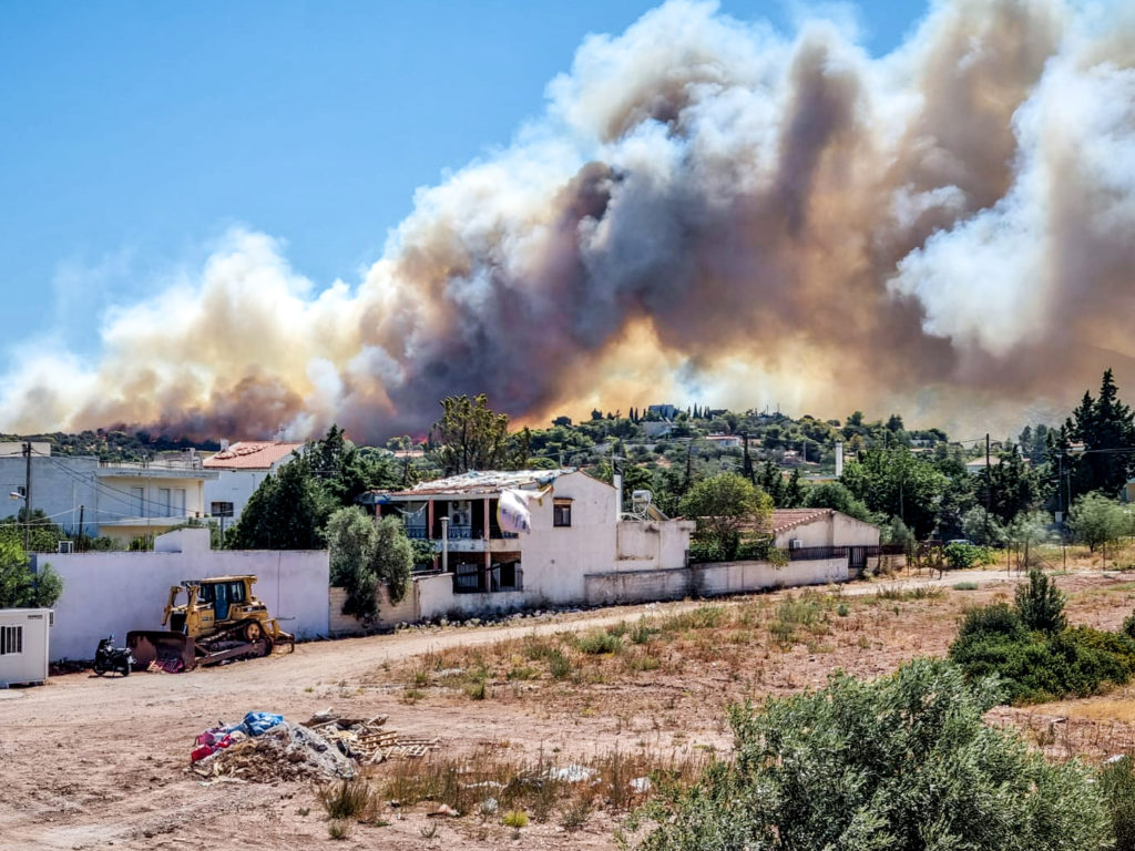 Μεγάλη φωτιά τώρα στο Κορωπί: Καίει κοντά σε σπίτια – Ήχησε το 112 για εκκένωση (Photos-Video)