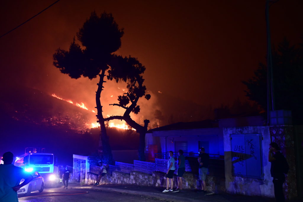 Φωτιά στον Βαρνάβα: Εκκενώνονται Παίδων Πεντέλης και 414 στρατιωτικό νοσοκομείο